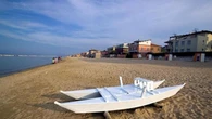 Abruzzo, si tuffa in mare per aiutare un bimbo in difficoltà e muore