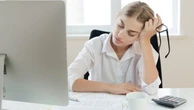 Sonno di giorno e difficoltà a dormire la notte: che cos'è la narcolessia