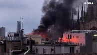 Milano, incendio in un palazzo vicino alla Rinascente: vigili sul posto per domare le fiamme
