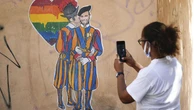Il pride di Roma: c'è anche il murale con due guardie svizzere in atteggiamento affettuoso