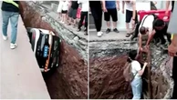 Cina, il robotaxi finisce in una voragine di cantiere: la passeggera si salva