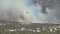 Atene, incendio sulle colline vicino all'università: in volo aerei ed elicotteri