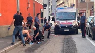 Sparatoria in pieno centro a Chivasso, uomo colpito alle gambe davanti a scuola e asilo