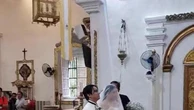 Filippine, tifone e allagamenti: si sposano in chiesa con l'acqua alle ginocchia come se nulla fosse