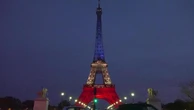 Parigi, la torre Eiffel illuminata con i colori della bandiera in memoria della strage del Bataclan