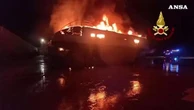 Olbia, incendio in un cantiere nautico: catamarano avvolto dalle fiamme
