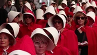 Madrid, sfilano vestite come nel "racconto dell'ancella": protesta contro la gestazione per altri
