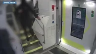 Rapine sui treni della Milano-Lecco: le immagini degli aggressori in fuga dopo l'ennesimo colpo
