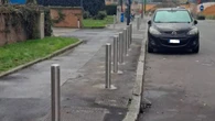 Sosta selvaggia, a Milano 421 nuovi paletti dissuasori: ecco dove vengono posati