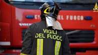 Incendio in un capannone abbandonato diventato rifugio per i senzatetto: le fiamme in via Cesalpino a Milano