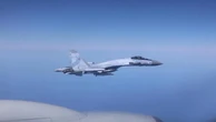 Jet russi sfiorano un aereo militare britannico sul Mar Nero: il video diffuso da Londra