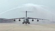 Cina, onori solenni con il "saluto d'acqua": quattro caccia scortano l'aereo dei caduti in Corea