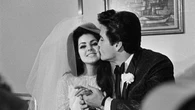 Priscilla Presley e i segreti del matrimonio con Elvis: “Voleva far uccidere il mio amante”