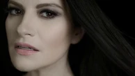 Laura Pausini, il video di "Turista", il "suo" Bad Bunny