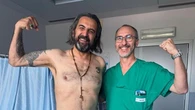 Omar Pedrini e la foto dall’ospedale con il chirurgo dopo le operazioni: “Cuore al 75% del recupero”