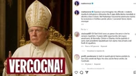 Trump vestito da Papa indigna le opposizioni. Renzi: “Un clown”. I 5 stelle: “Meloni che dice?”