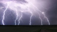 Al Nord il maltempo spazza via l’estate, è allerta. Milano chiude parchi, Piemonte al buio