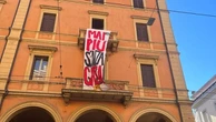 Bologna, dopo lo sfratto a colpi di mazza occupato un o stabile in centro. "Siamo 142 persone”