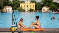 Atti vandalici alla piscina Romano: l’unico centro balneare comunale sarà chiuso fino a venerdì 27