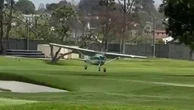 Paura a Los Angeles, aereo fuori pista: l'atterraggio d'emergenza su un campo da golf