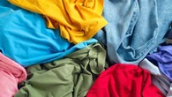 Rifiuti tessili, il 66% degli italiani ha gettato via dei vestiti nell’ultimo anno