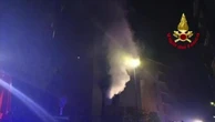 Incendio in un palazzo a Cornaredo: morta un'intera famiglia di 3 persone. Le immagini dei soccorsi