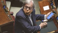 Quadri falsi di De Dominicis, ora Vittorio Sgarbi rischia il processo. "Autenticati in un hotel mentre era al telefono"