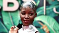 Lupita Nyong'o, dalla testa tatuata al busto scolpito, il look estremo ai Tony Awards