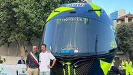 Il maxi casco dedicato a Valentino Rossi per cui Ricci è indagato