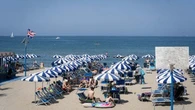 Colpito da 30 secchiate d’acqua a Ferragosto, ha una crisi cardiaca: caccia ai ragazzi responsabili