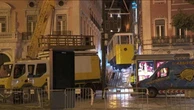 Lisbona, la funicolare distrutta viene rimossa dalla strada e portata via