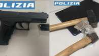 Si arrabbia perché non gli riparano la stampante, 68enne entra nel negozio Trony a Monza con una pistola. In auto aveva un martello e un’ascia