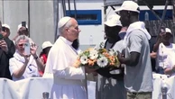 Papa Leone come Bergoglio: lancia in mare una corona di fiori per ricordare i migranti morti