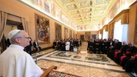 Leone XIV torna a sorpresa nel suo ex ufficio da cardinale