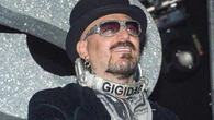 Gigi D’Agostino rompe il silenzio sui social: “Buonasera”. E i fan gli rispondono con affetto