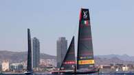 Luna Rossa, Ineos battuta da Alinghi. Attesa per la regata del match point del team azzurro: c’è poco vento, slitta il via