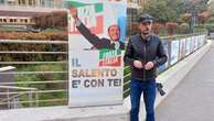 Berlusconi, un fan dal Salento al San Raffaele di Milano con lo striscione Forza Silvio: 