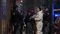 Milano, donna trascinata sul terrazzo e accoltellata: la scientifica sul luogo del femminicidio