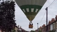 Inghilterra, l'atterraggio d'emergenza della mongolfiera: la manovra di alta precisione salva tutti