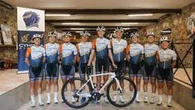 Meccanico si veste da atleta e indossa una maschera per permettere al team di partecipare a una gara: figuraccia per la Cynisca Cycling