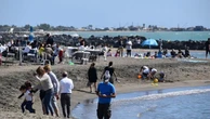 L'indagine di Legambiente: "Sulle nostre spiagge 783 rifiuti ogni 100 metri, l'84% sono di plastica"