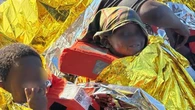 Lampedusa, il veliero di Arci salva 50 migranti. “La Guardia costiera ignora le nostre richieste”