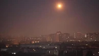 Boati ed esplosioni nel cielo di Kiev: la difesa aerea risponde ai droni russi