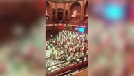Le opposizioni in Aula cantano l'Inno di Mameli e mostrano il tricolore contro l'autonomia: seduta sospesa