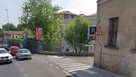 Lodi, rimorchio si sgancia dalla motrice davanti all’ospedale e un uomo prova a fermarlo: è grave