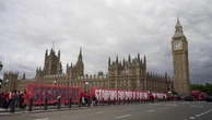Londra, manifestazione pro Pal sul ponte di Westminster: cartelli e striscioni per Gaza