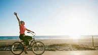 I benefici della bicicletta: pedalare ogni giorno riduce il rischio di Alzheimer e demenza