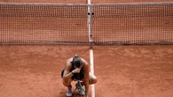Sabalenka crolla a un passo dalla vittoria e viene eliminata dal Roland Garros: “Voglio smettere di giocare”