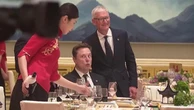 Pechino, Musk arriva col figlio al banchetto di Xi per Trump: poi scattano selfie e faccette