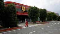Operaio tormenta la collega dopo la fine del loro legame: “Legittimo il licenziamento della Ferrari”